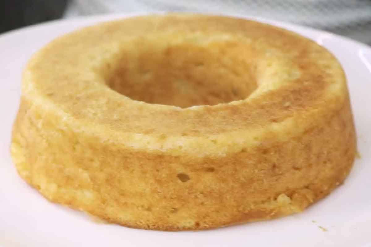 Receita fácil de bolo de aipim com coco no liquidificador. Foto: Reprodução Youtube
