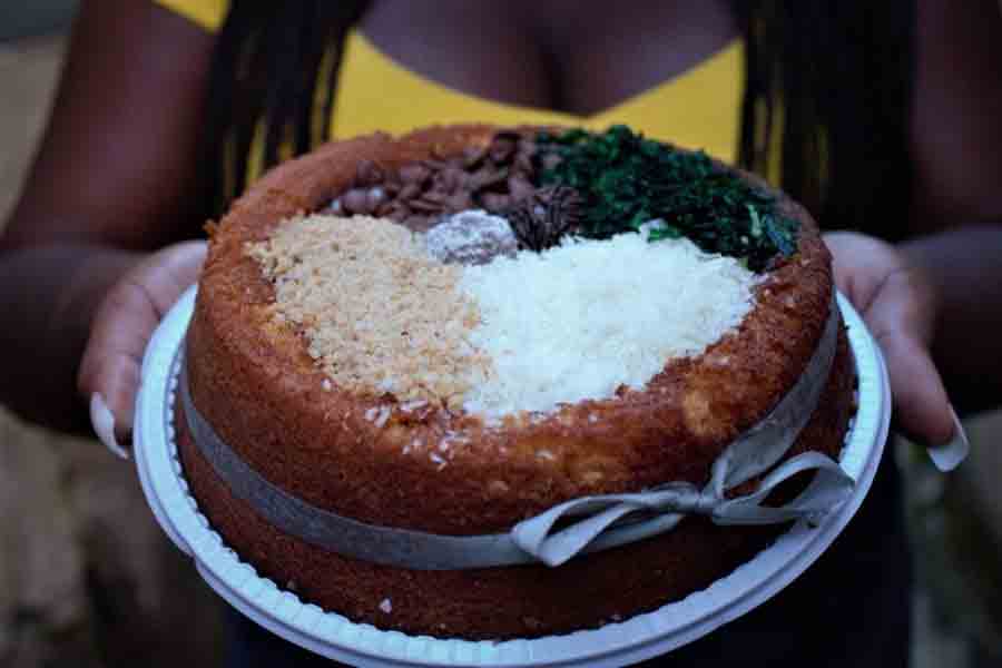 Arroz, carnes, farofa e couve: Bolo de feijoada faz sucesso nas redes e na favela. Foto: reprodução twitter