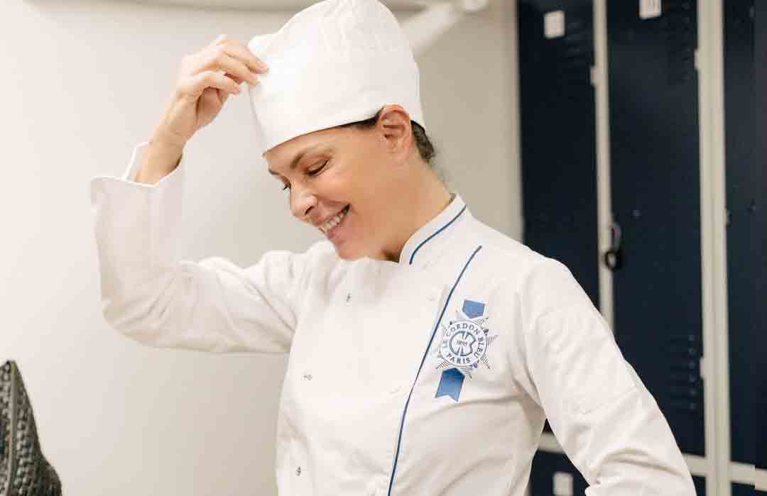 Carolina Ferraz vira estudante em conceituada escola de culinária francesa. Foto: Reprodução Instagram