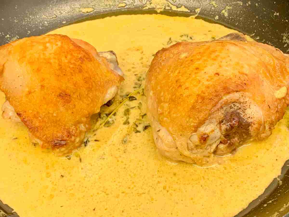 Receita fácil de sobrecoxa de frango com molho de mostarda. Imagem - Claudia Honegger